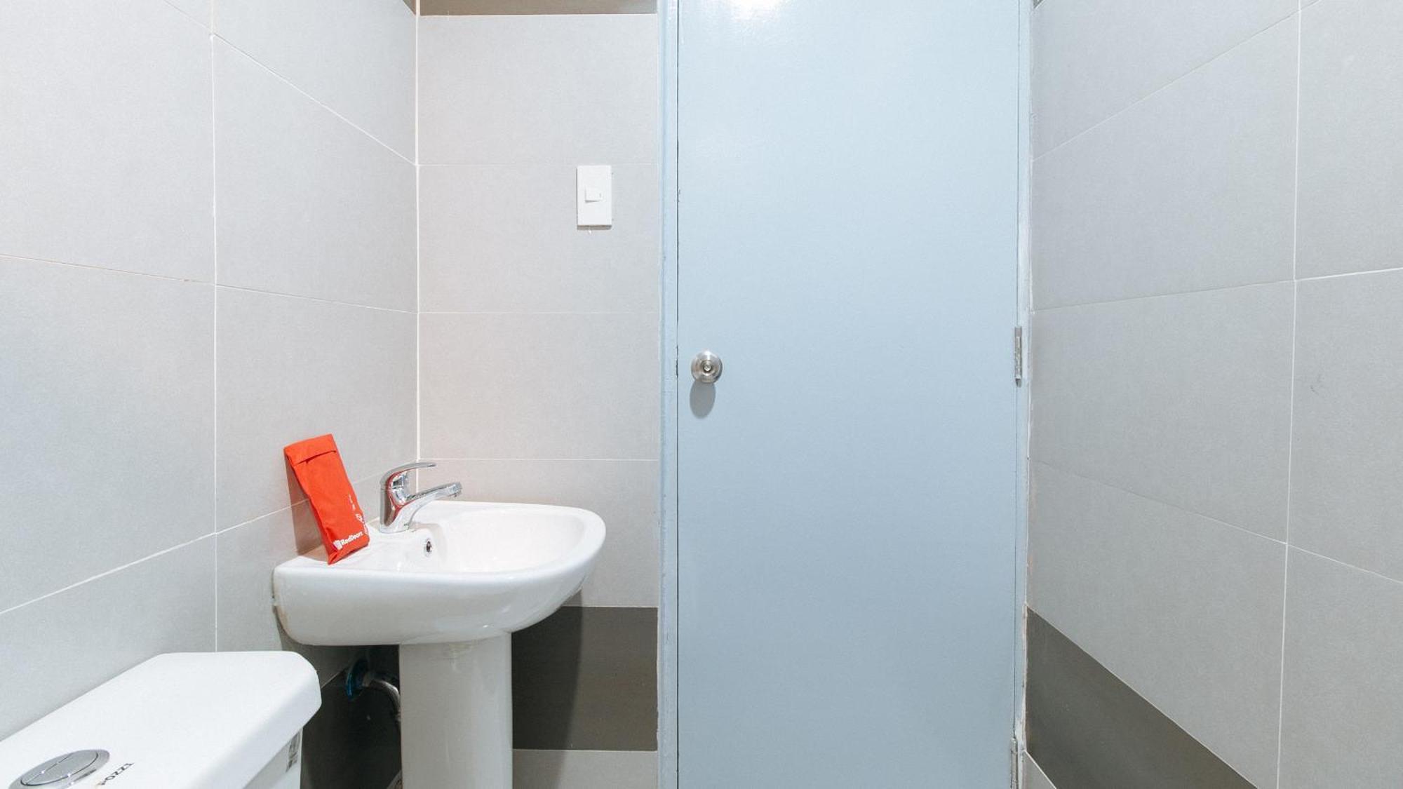 Reddoorz Plus @ Torre De Manuel Residences 1 Quezon City Exterior photo