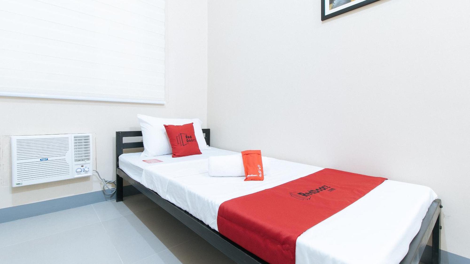 Reddoorz Plus @ Torre De Manuel Residences 1 Quezon City Exterior photo