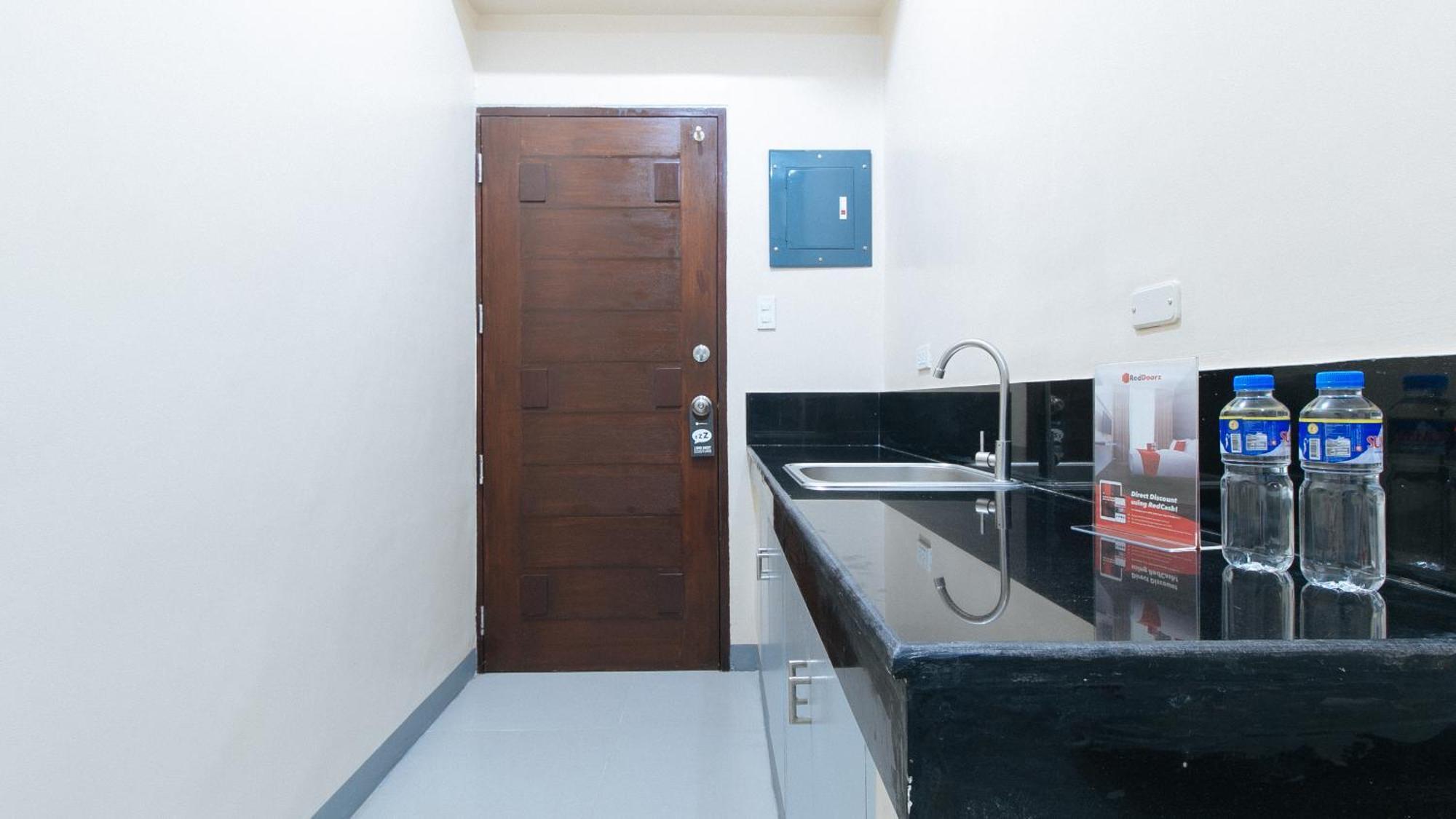 Reddoorz Plus @ Torre De Manuel Residences 1 Quezon City Exterior photo