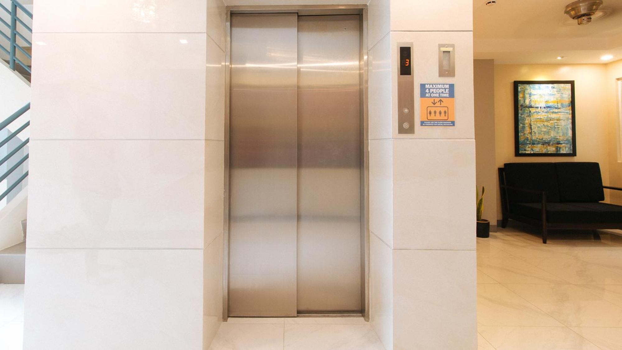 Reddoorz Plus @ Torre De Manuel Residences 1 Quezon City Exterior photo
