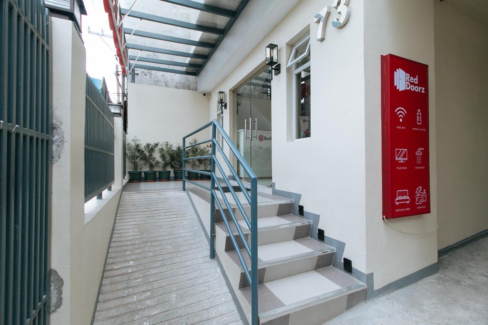 Reddoorz Plus @ Torre De Manuel Residences 1 Quezon City Exterior photo