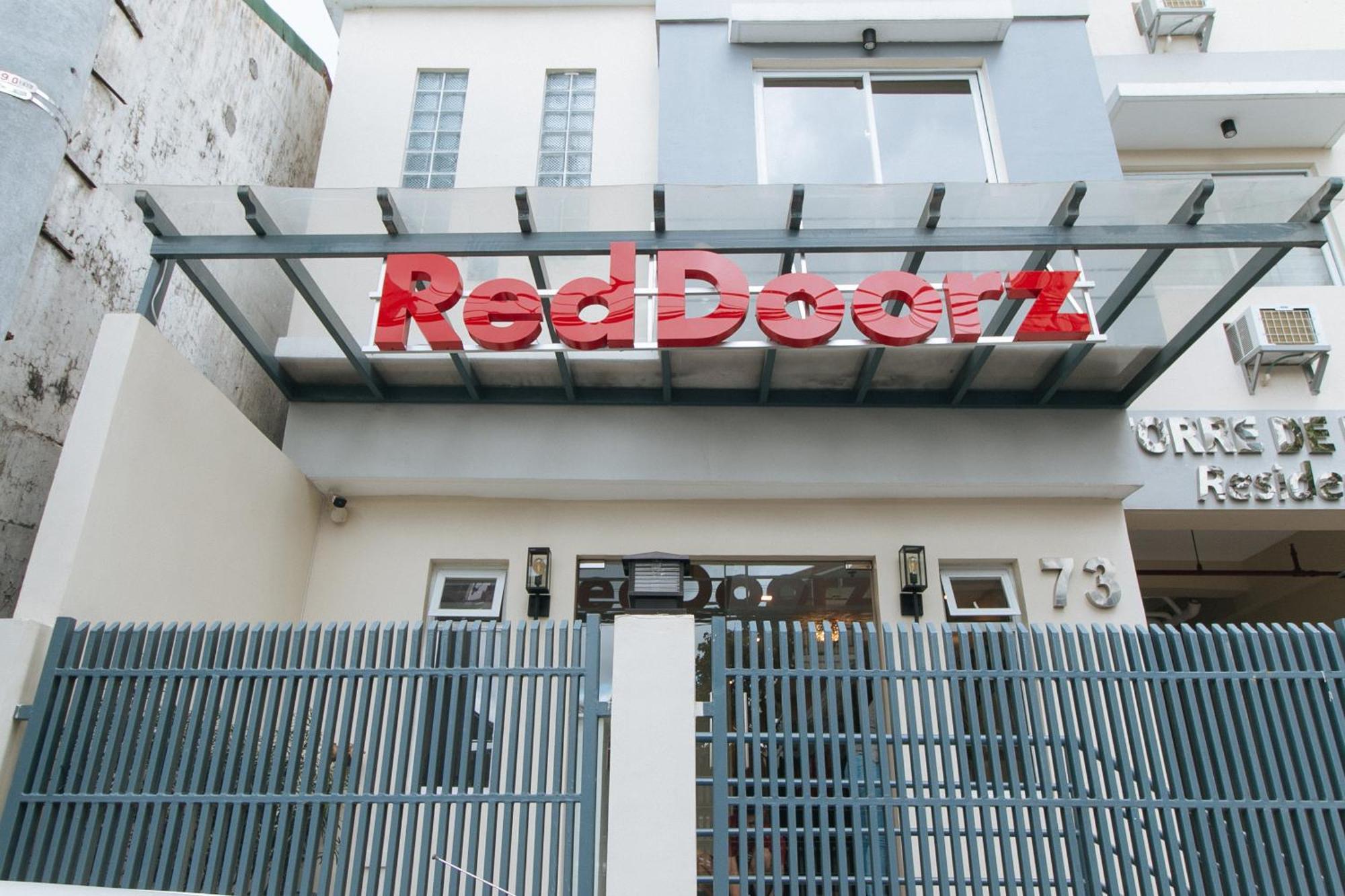 Reddoorz Plus @ Torre De Manuel Residences 1 Quezon City Exterior photo